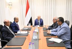 العليمي يناقش مع رئيس الوزراء ومحافظ البنك المركزي مسار الإصلاحات الاقتصادية