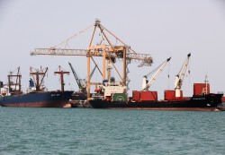 تراجع الواردات عبر موانئ الحوثيين يفاقم أزمة الغذاء وارتفاع أسعار السلع الأساسية