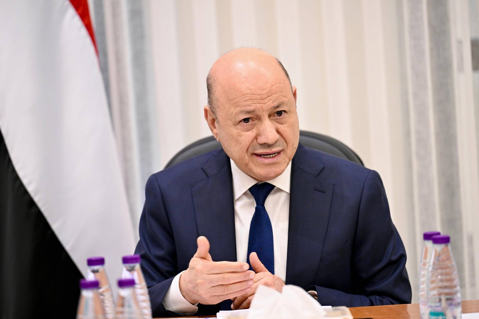 العليمي يؤكد دعم الدولة لتعزيز الأمن والاستقرار في حضرموت