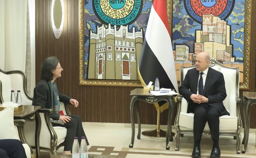 العليمي يحذر من شرعنة الكيانات الموازية ويؤكد التزام الدولة بالمسار التوافقي