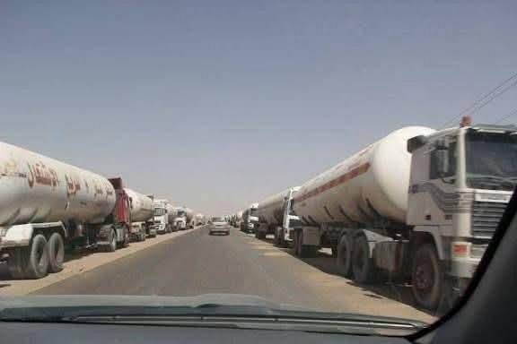الحكومة تدفع بأسطول غاز لتخفيف أزمة التموين في عدن وعدد من المحافظات