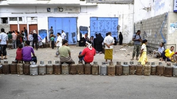 عدن: أزمة غاز خانقة تدخل أسبوعها الثالث وسط غياب الرقابة واستمرار المضاربة