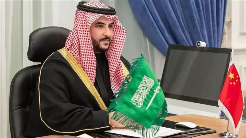 وزير الدفاع السعودي يدعو «الانتقالي» لإنهاء التصعيد والخروج السلمي من معسكرات حضرموت والمهرة
