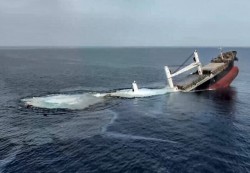بوساطة عمانية.. الإفراج عن طاقم السفينة الغارقة في البحر الأحمر