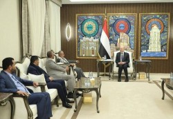 العليمي يطّلع على نتائج اتفاق الإفراج عن المحتجزين ويؤكد أولوية البعد الإنساني