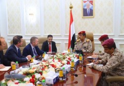 وزير الدفاع يتهم الحوثيين بتجنيد عناصر من جماعة الشباب الصومالية