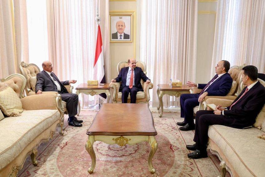 رئيس الوزراء يوجه بتسريع إجراءات صرف الرواتب