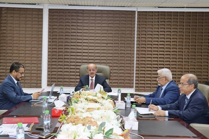 عدن: البنك المركزي يستعرض مؤشرات 2025 ويسحب تراخيص 7 شركات صرافة