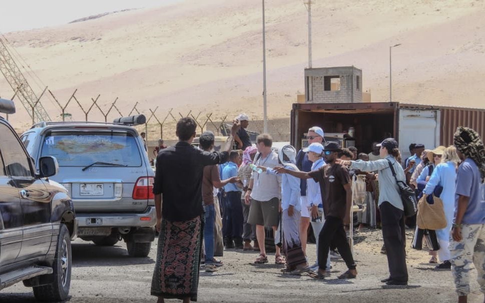 "اليمنية" تجلي 179 سائحاً من سقطرى