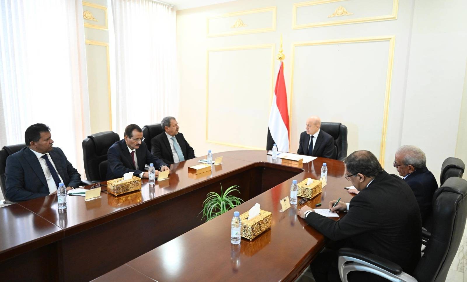 العليمي يؤكد على سرعة البت القضائي لضمان العدالة وحماية مؤسسات الدولة