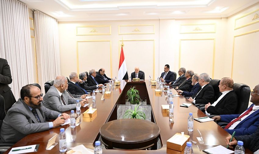 العليمي يدعو المكونات السياسية والإعلامية لتغليب لغة الدولة والخطاب الوطني