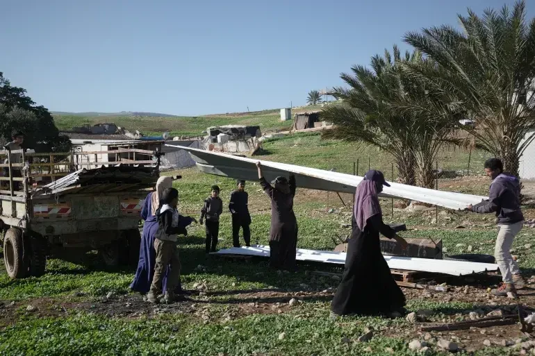 اعتقال 18 فلسطينيًا بالضفة وتهجير كامل سكان «رأس عين العوجا»