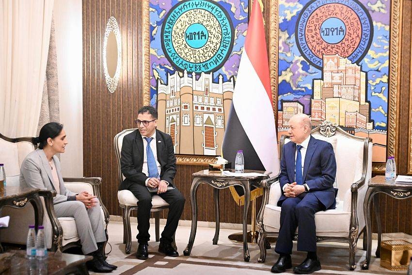 العليمي لسفيرة بريطانيا: توحيد القرار العسكري بوابة الاستقرار وإطارًا ضامنًا لاستعادة الدولة