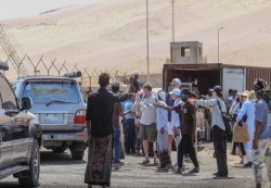 "اليمنية" تجلي 179 سائحاً من سقطرى