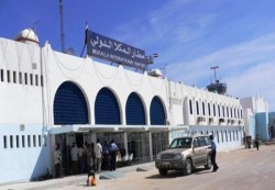 الخنبشي يوجّه بتشديد الإجراءات الأمنية في مطار الريان ومدينة المكلا عقب أعمال فوضى ونهب
