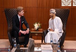 المبعوث الأممي يواصل المشاورات في مسقط لتعزيز السلام في اليمن