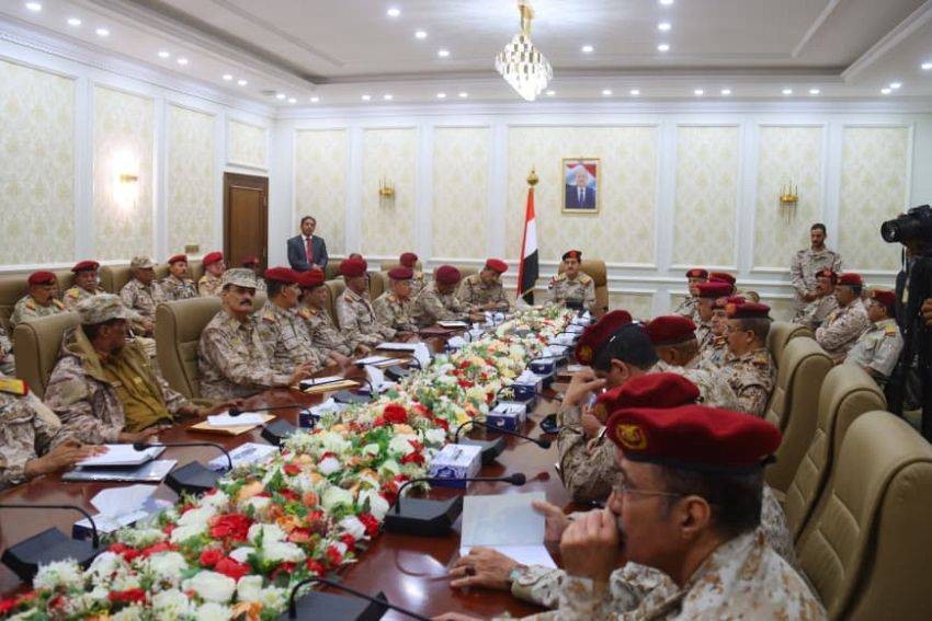 عدن: وزير الدفاع يؤكد المضي في ترسيخ الانضباط وتوحيد البيانات