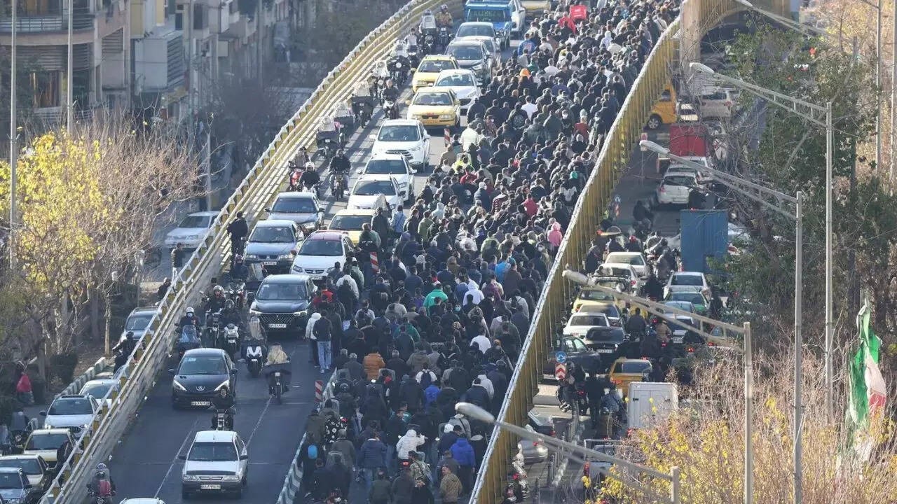دول كبرى تدعو رعاياها لمغادرة إيران و"إسرائيل"  وتحذيرات تمتد إلى اليمن وسوريا