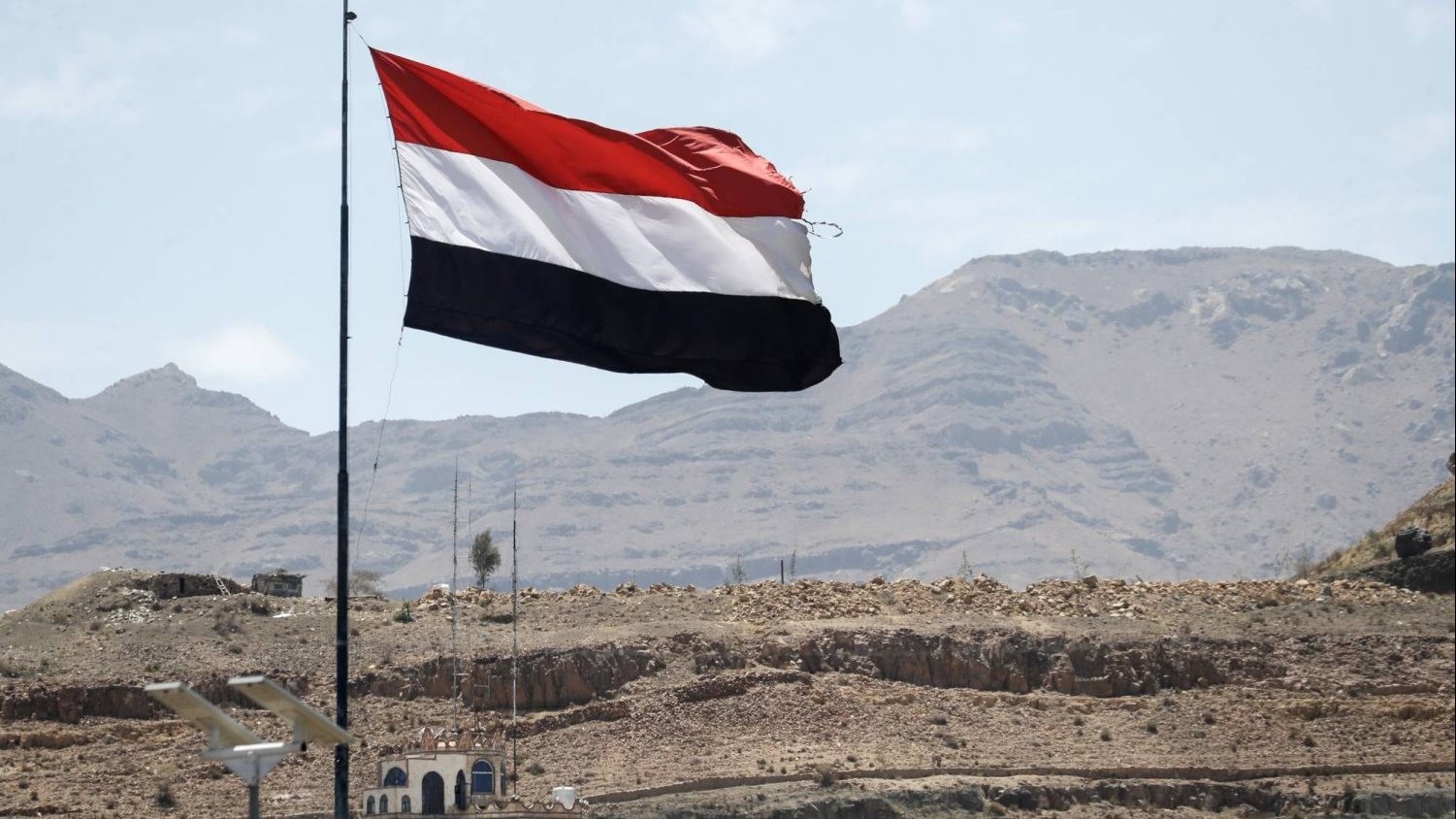 اليمن تدين هجمات إيران على السعودية ودول شقيقة وتحذر الحوثي من أي مغامرة عسكرية