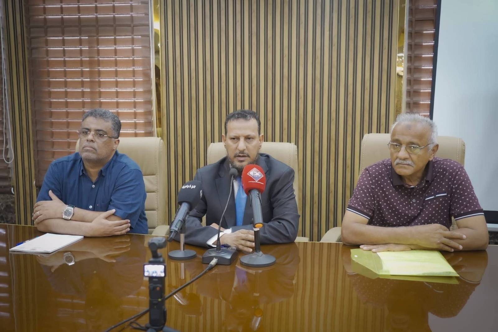 محافظ عدن: لا تراجع عن نقل المعسكرات ولا تسامح مع اقتحام مؤسسات الدولة