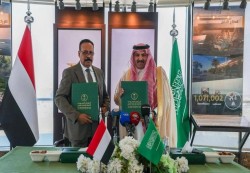 وزير الأشغال والبرنامج السعودي يوقعان مذكرة لتطوير وصيانة الطرق في اليمن