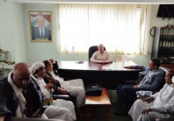 تعز: الأكحلي يناقش خطط تنظيم الأسواق ورفع المخلفات خلال رمضان