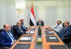مجلس القيادة الرئاسي يدعو الحكومة للعمل من الداخل وتسريع استقرار مؤسسات الدولة