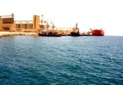 مقتل أربعة بحارة وإصابة آخرين بانفجار لغم بحري قرب ميناء الصليف
