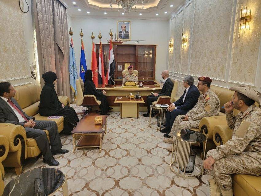 وزير الدفاع يبحث مع الصليب الأحمر تعزيز التعاون الإنساني وملف الأسرى