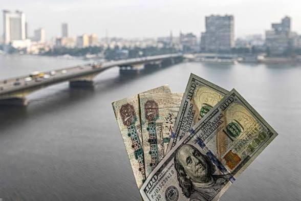 مصر: الدولار يتجاوز 53 جنيهاً وسط تصاعد الضغوط المعيشية