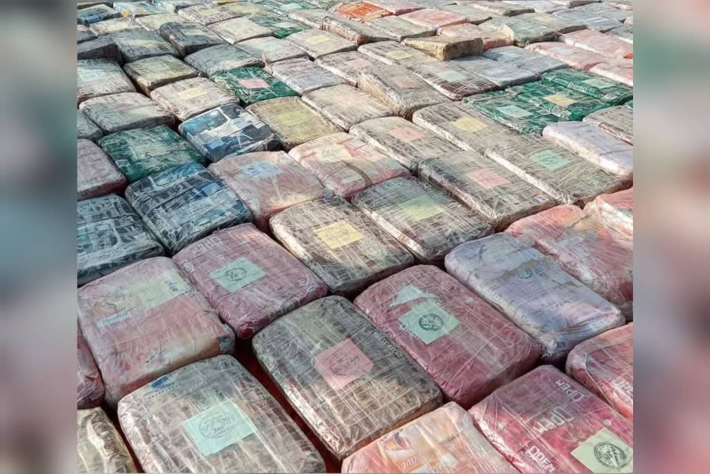 لحج: ضبط قارب تهريب يحمل 623 كيلوغراماً من المخدرات