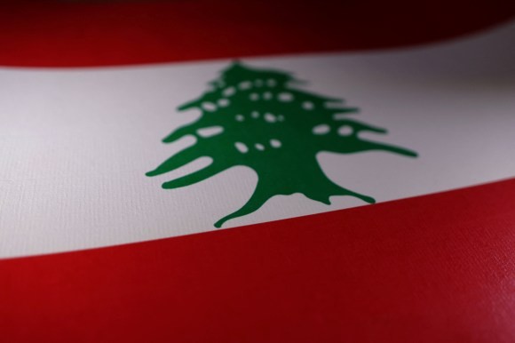 لبنان يطرد السفير الإيراني ويستدعي سفيره من طهران