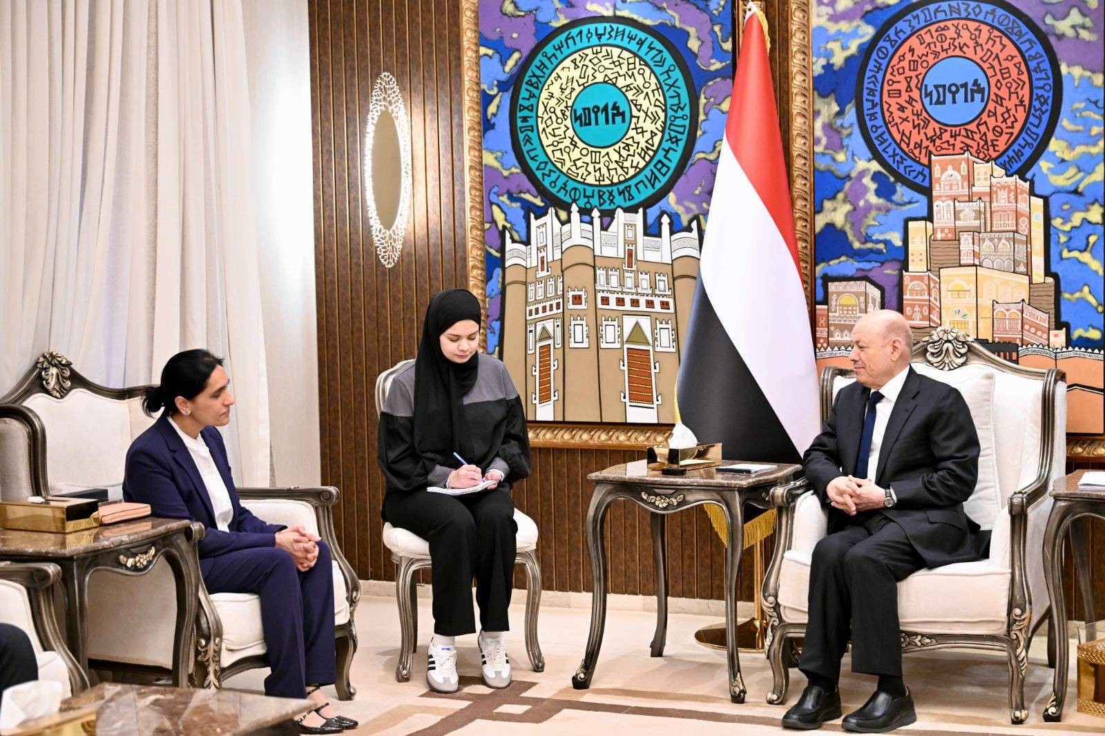 العليمي: استقرار اليمن والمنطقة مرهون بإنهاء الانقلاب واستعادة مؤسسات الدولة