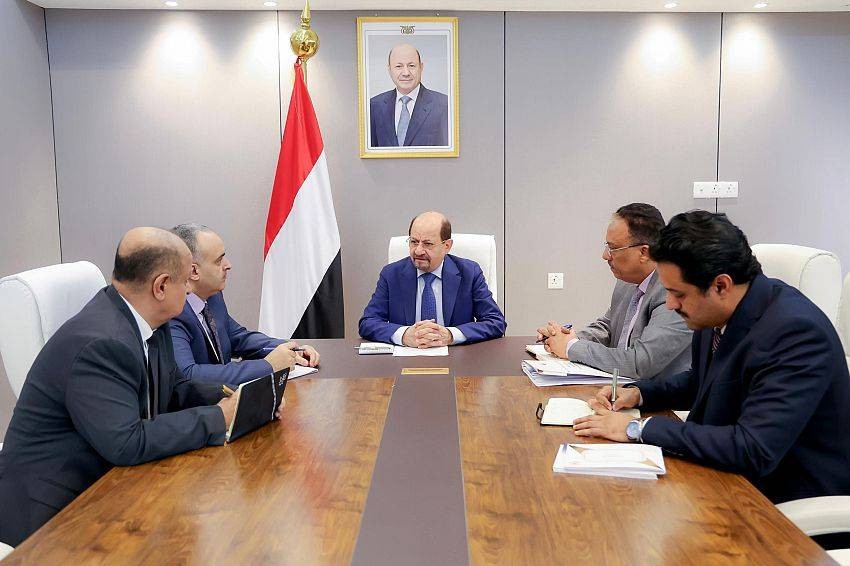 رئيس الوزراء يوجّه بتعزيز الإصلاحات في مصلحتي الضرائب والجمارك