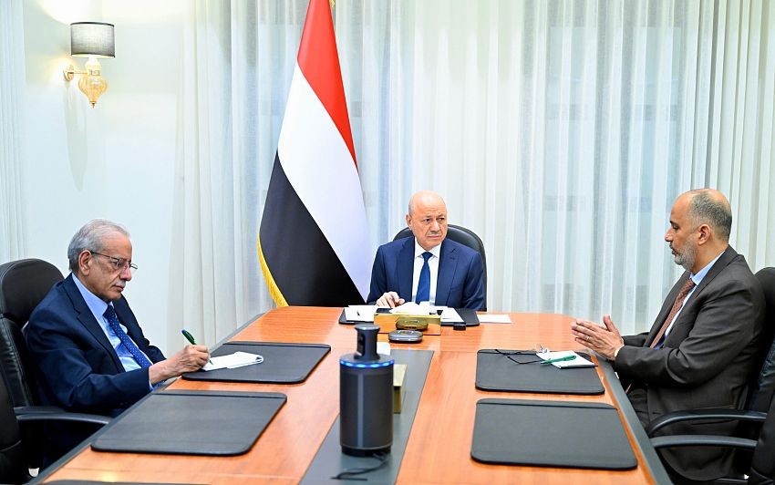 العليمي يناقش تداعيات التصعيد الإقليمي على الاقتصاد ويؤكد أولوية حماية العملة وتدفق السلع