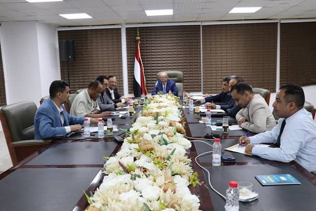 لجنة تنظيم وتمويل الواردات تناقش تسريع الاستيراد واستقرار السوق في اليمن