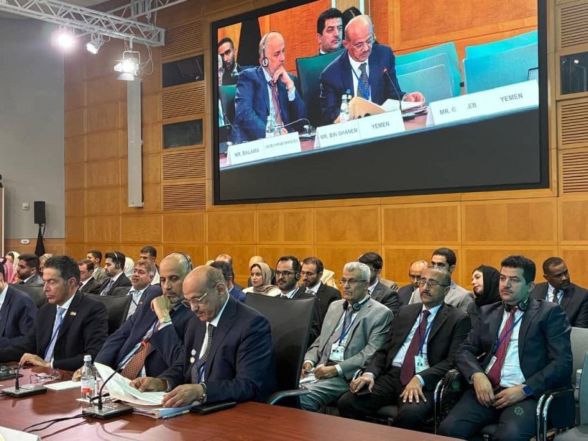 اليمن يطرح تحدياته الاقتصادية في اجتماع إقليمي بواشنطن ويدعو لدعم دولي مرن