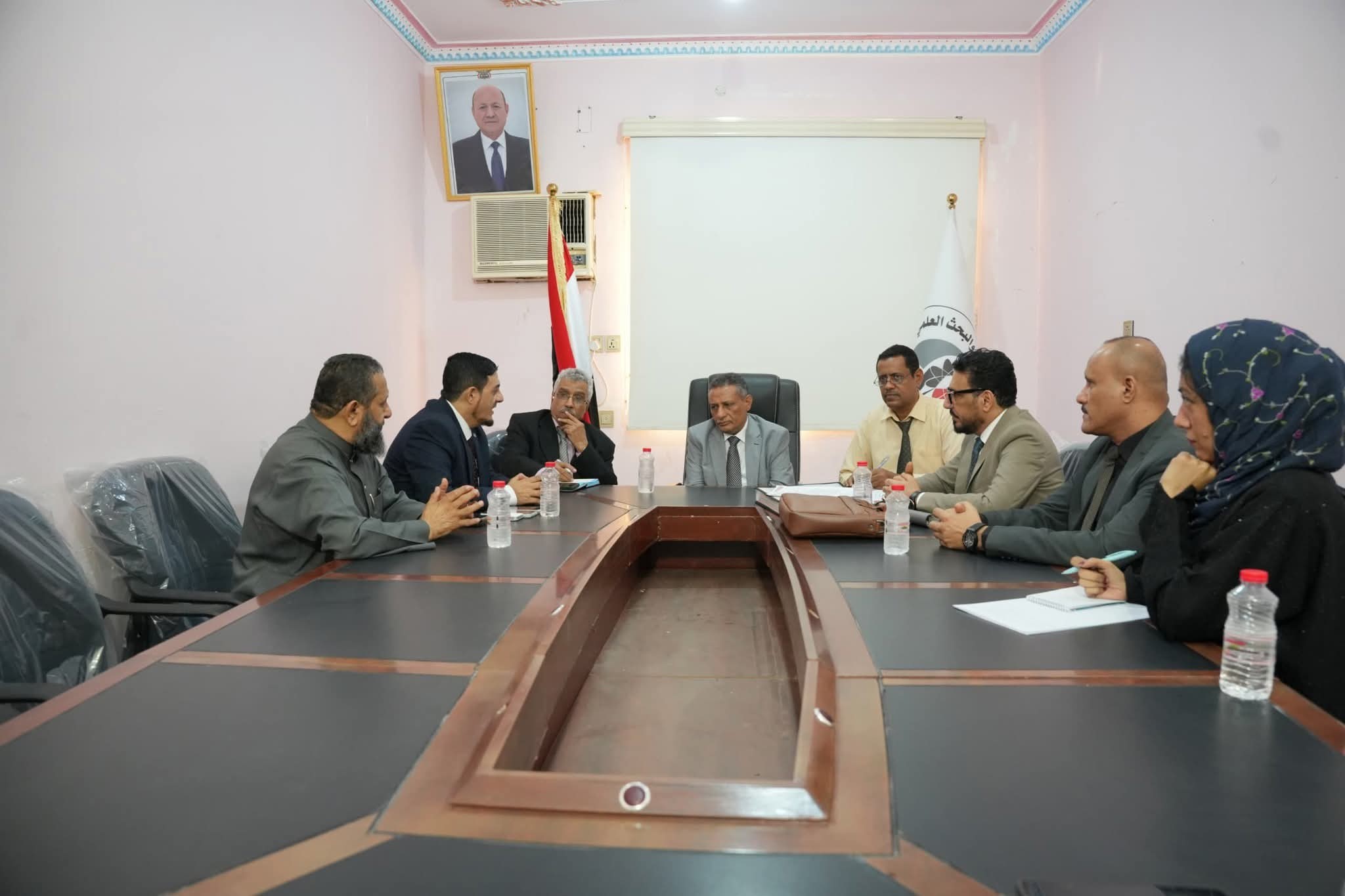 وزير التعليم العالي يناقش مشروع المدينة الجامعية الطبية في عدن