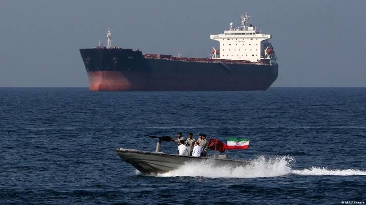 إيران تحتجز سفينتين في مضيق هرمز وسط تصاعد التوتر رغم تمديد وقف إطلاق النار
