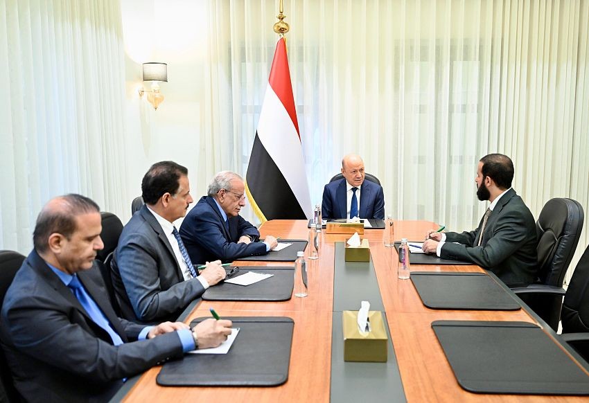 العليمي: تحسين الخدمات ومكافحة الفساد أولوية لاستعادة ثقة المواطنين