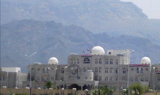 الضالع: اقتحام مسلح لمقر السلطة المحلية وتعطيل العمل الحكومي