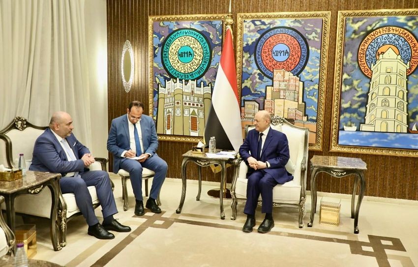 العليمي يدعو لتكثيف الدعم الدولي ويحذر من “سرديات مضللة” حول الأزمة اليمنية