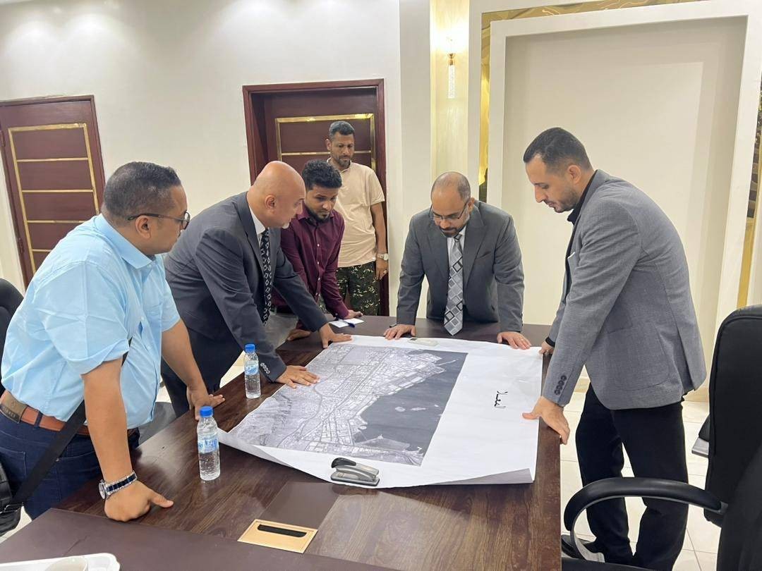 عدن: تحركات حكومية لتطوير البنية التحتية للاتصالات وتحسين الخدمة