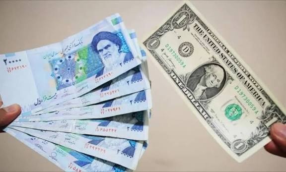تراجع قيمة العملة الإيرانية إلى مستوى قياسي عند 1.8 مليون ريال للدولار