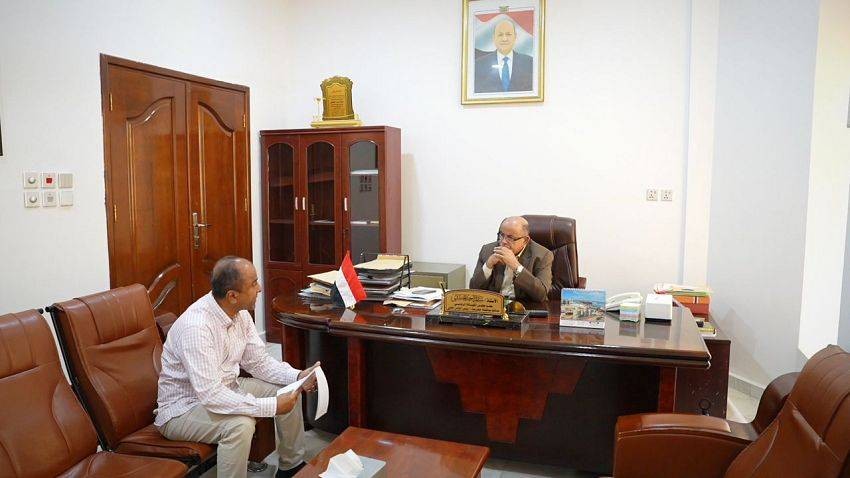 حضرموت: الخنبشي يبحث الأمن الغذائي ويتابع أوضاع الصحة وميناء المكلا