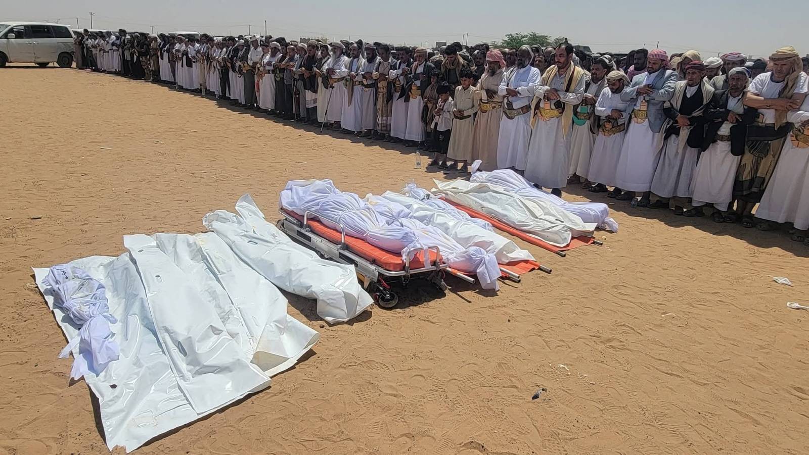 مأرب تشيّع 10 من أسرة واحدة قضوا في حريق مأساوي