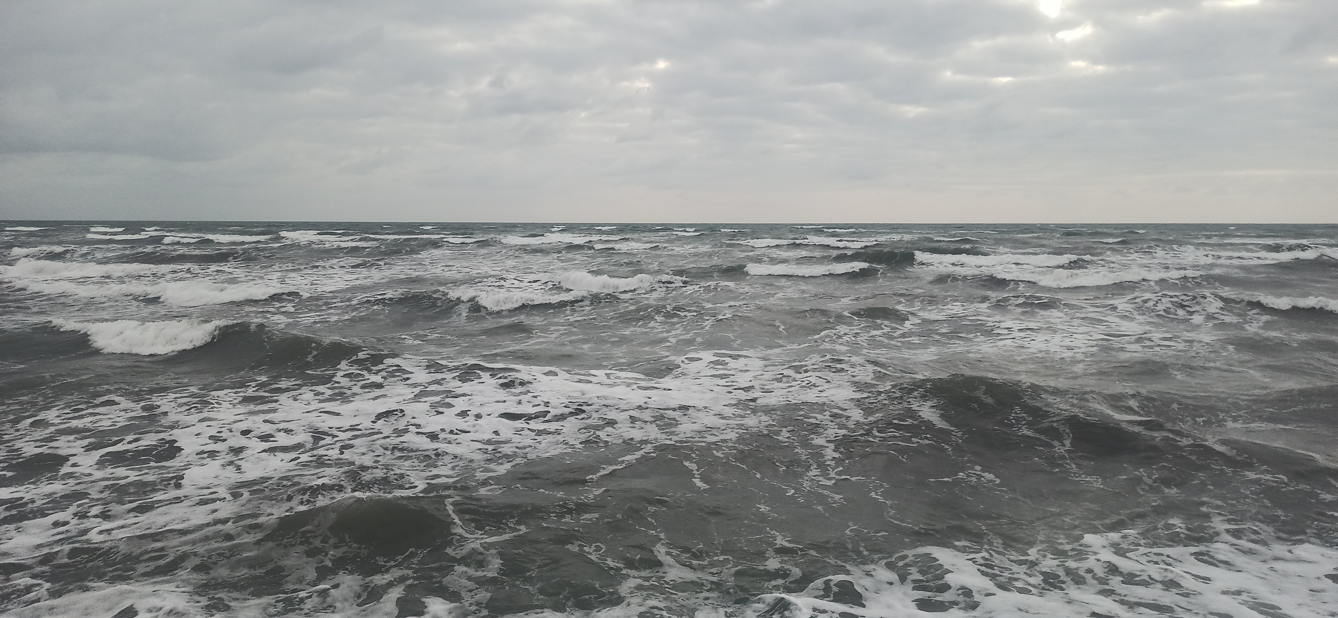 الأرصاد: ارتفاع منسوب البحر في سواحل عدن ظاهرة طبيعية