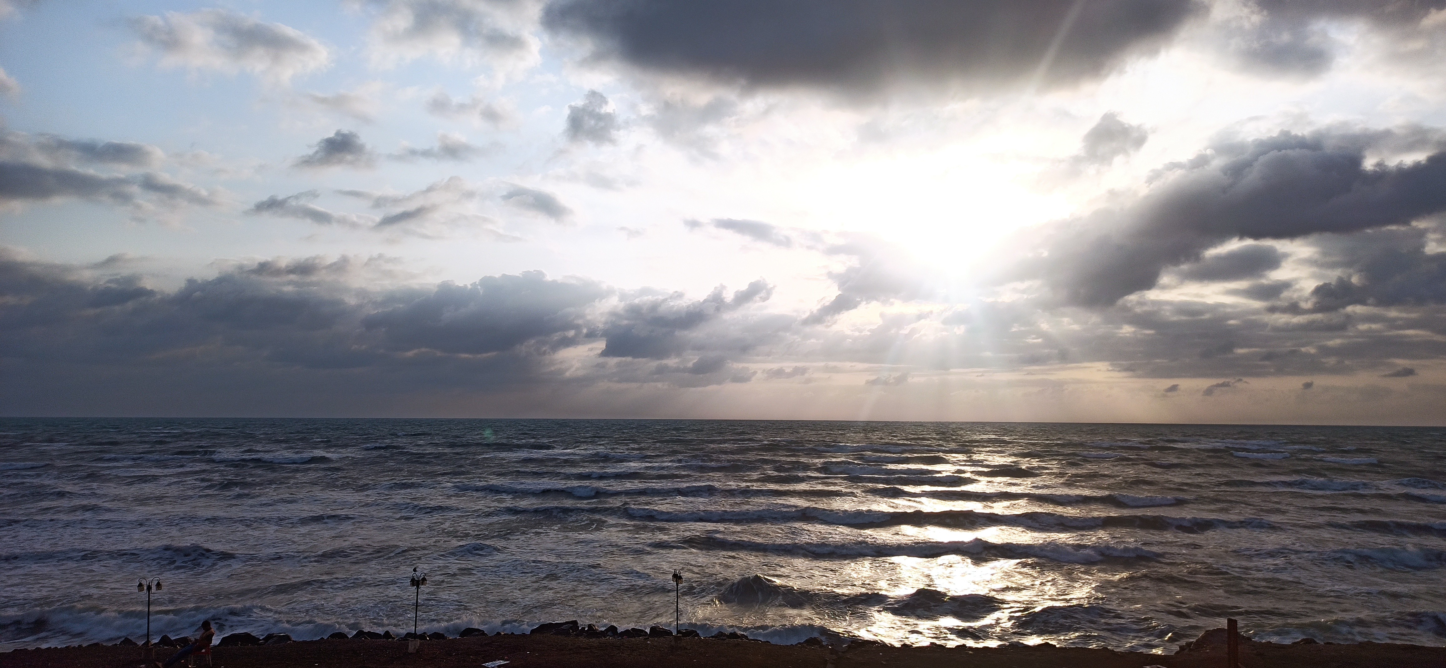 طقس ماطر على المرتفعات والسواحل.. وتحذيرات من رياح قوية في باب المندب