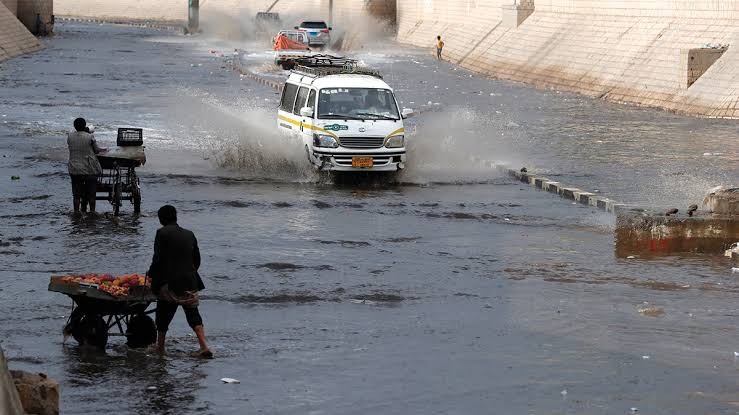 طقس ماطر جزئياً في اليمن وتحذيرات من مخاطر السيول