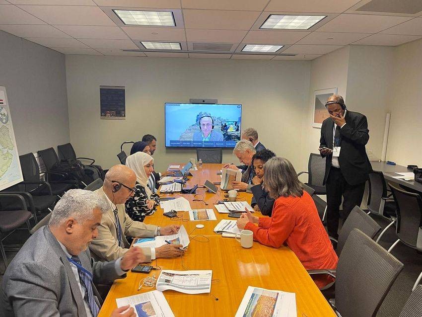 الحكومة والبنك الدولي يبحثان تطوير مشروع تحلية مياه عدن